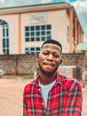 非洲红色格纹衬衫帅哥图片